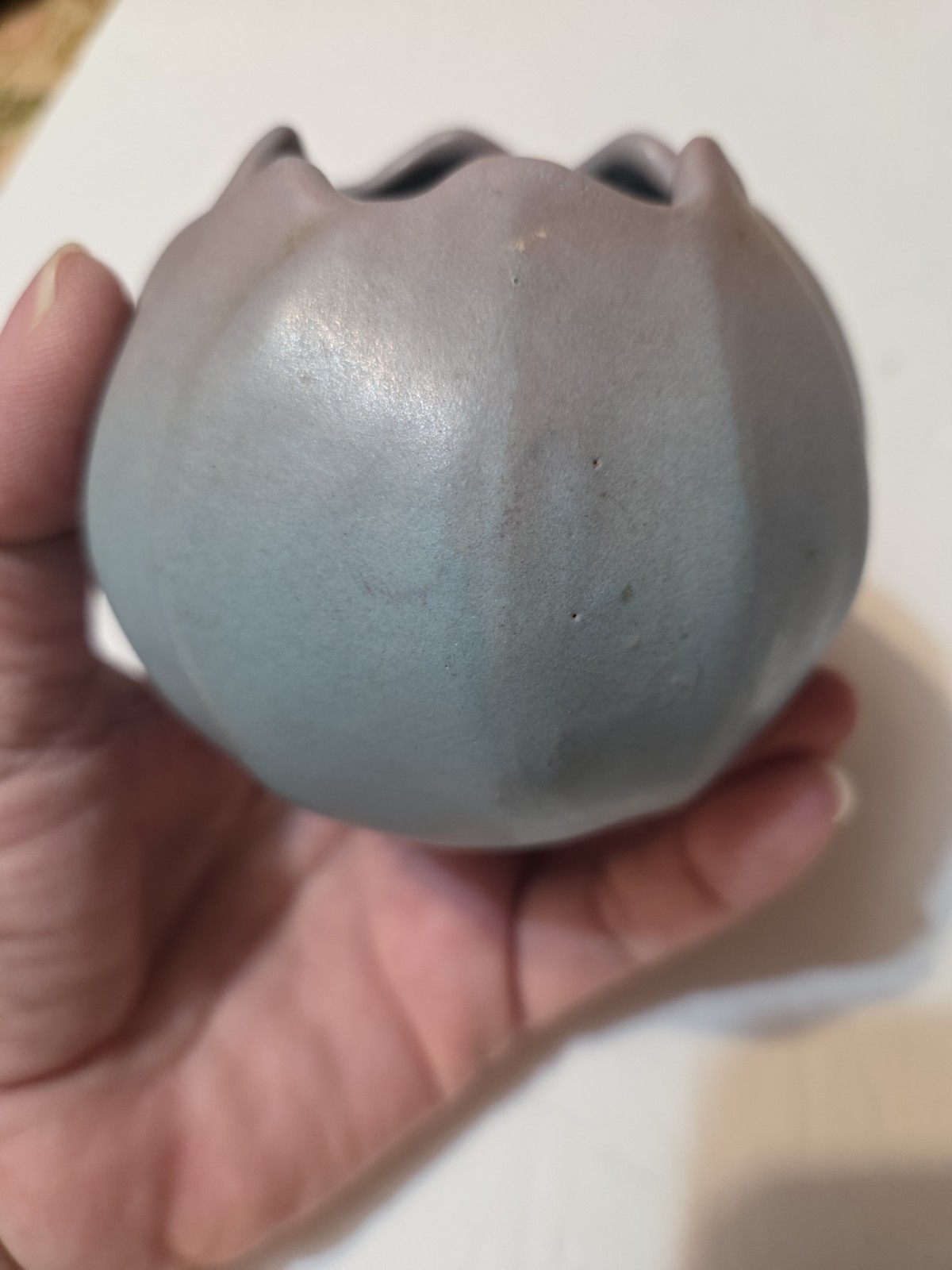 Excellent 3″ Rosemeade Pottery Rose Bowl/Vase In Matte With Blue/Pink In Color!