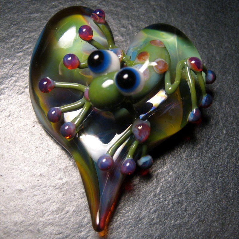 Boomwire – Glass Heart Frog mini paperweight lampwork art handmade figurine