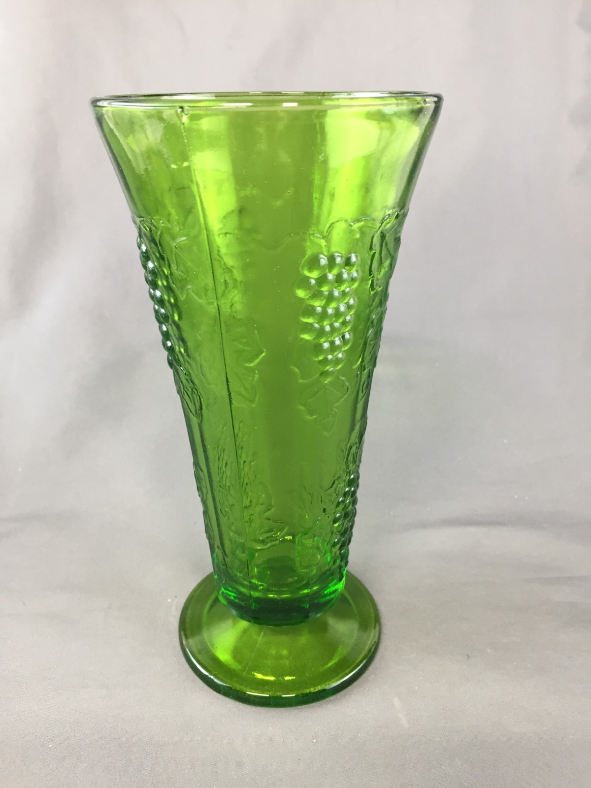 Vintage Indiana Glass Green Harvest Grape & Leaf 7 5/8″ Tall Footed Vase