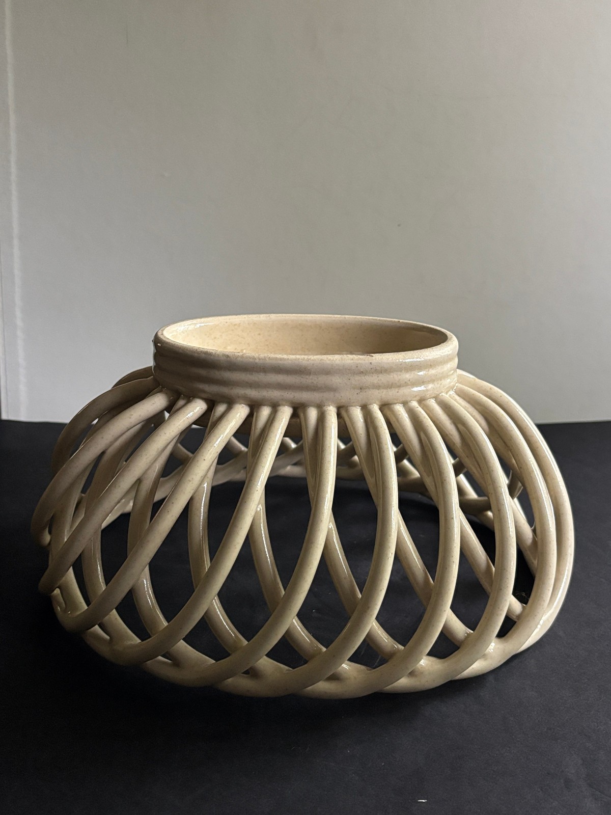 VINTAGE OFF-WHITE CERAMIC OPEN-LATTICE BREAD BASKET/FRUIT BOWL