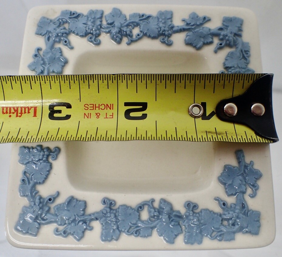 EDJ25 Wedgwood Of Etruria & Barlaston Ashtray Blue Embossed Queens Ware 3.3″