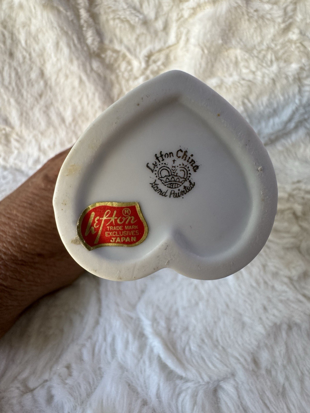 VINTAGE LEFTON Hand Painted Heart Shaped Bud Vase with White Daisy Design