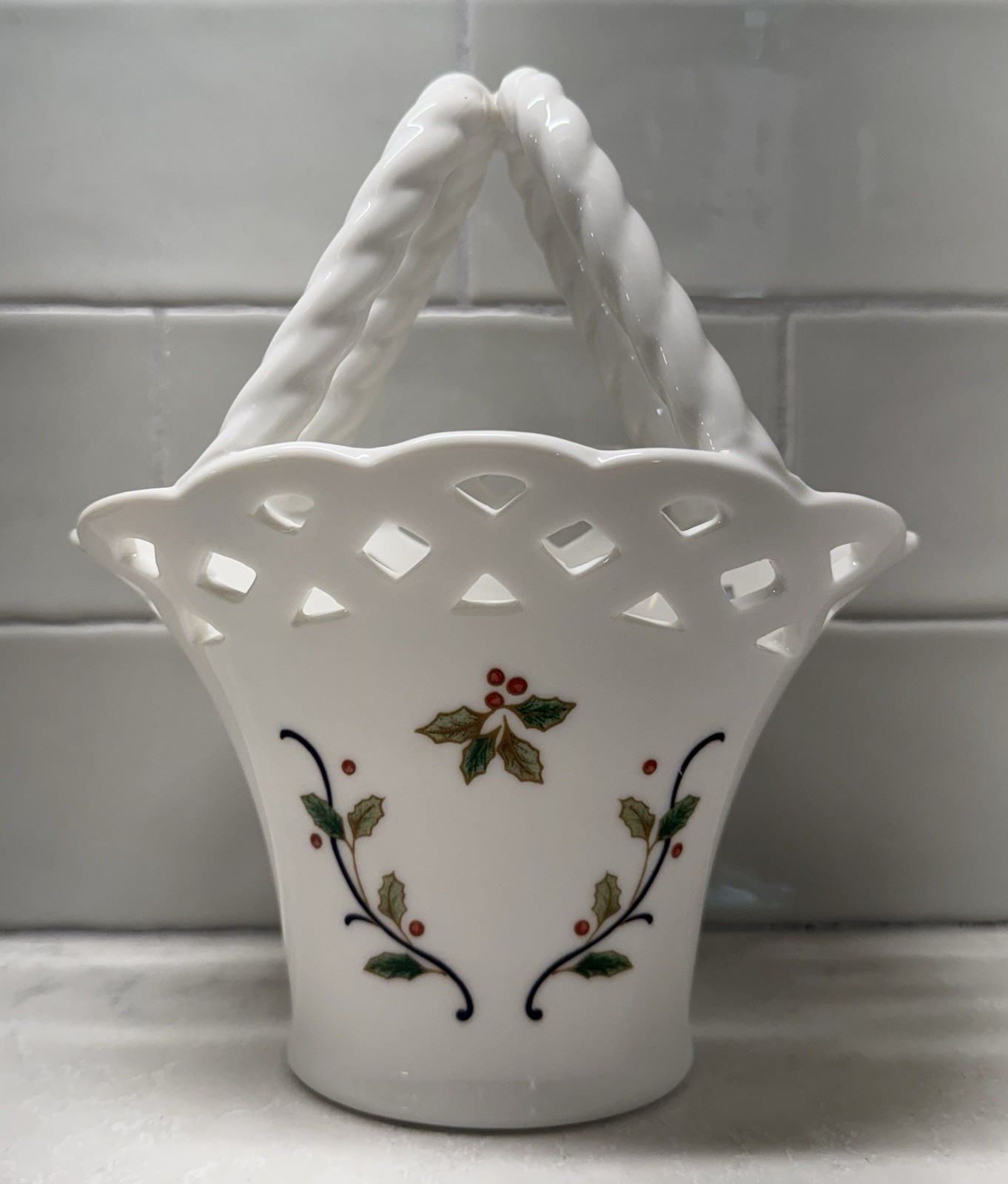 MIKASA Christmas Holly Berry Holiday Lace Porcelain 7 1/2″ Basket