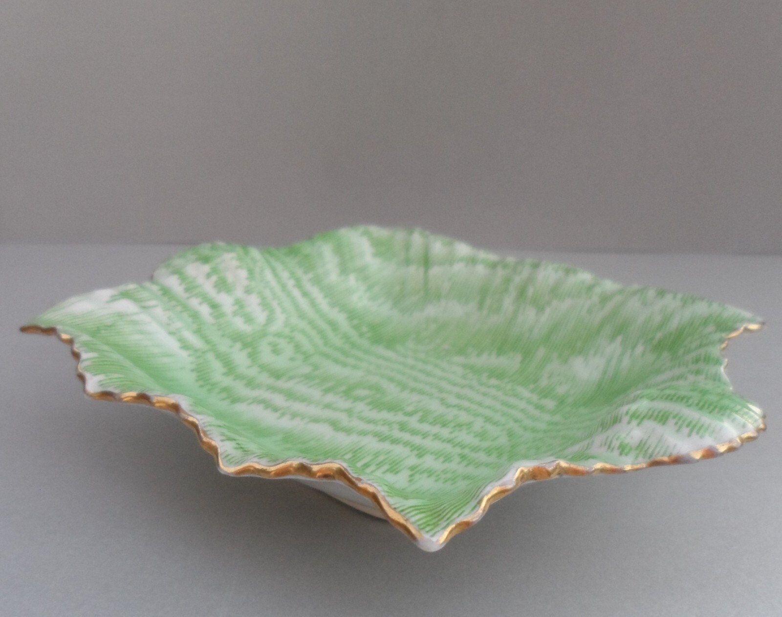 A superb Shelley “Moire Antique / Silk” Green trinket dish. C.1914