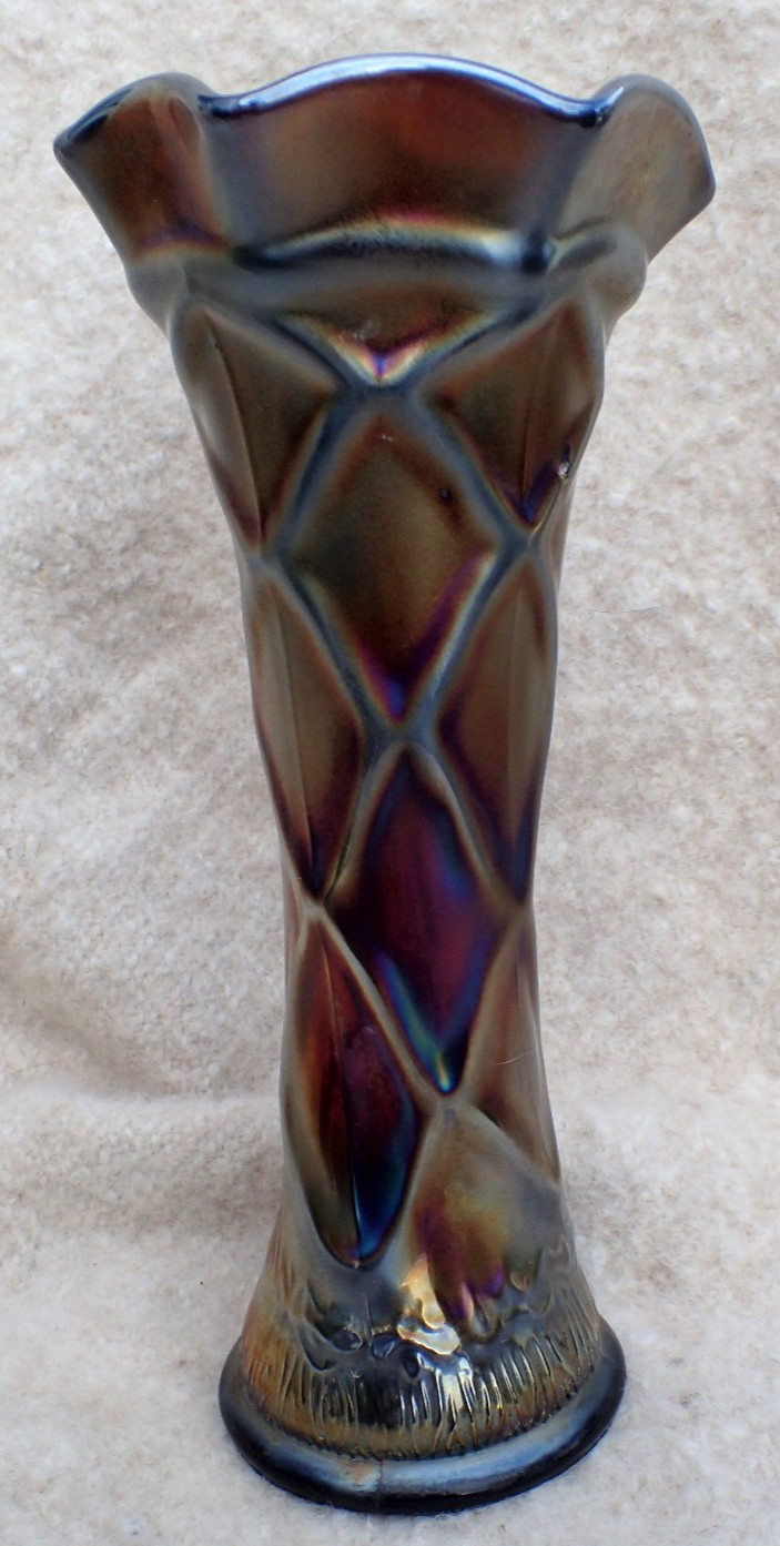VINTAGE DUGAN LATTICE AND POINTS AMETHYST PURPLE DAISY INSIDE BASE 8″ VASE