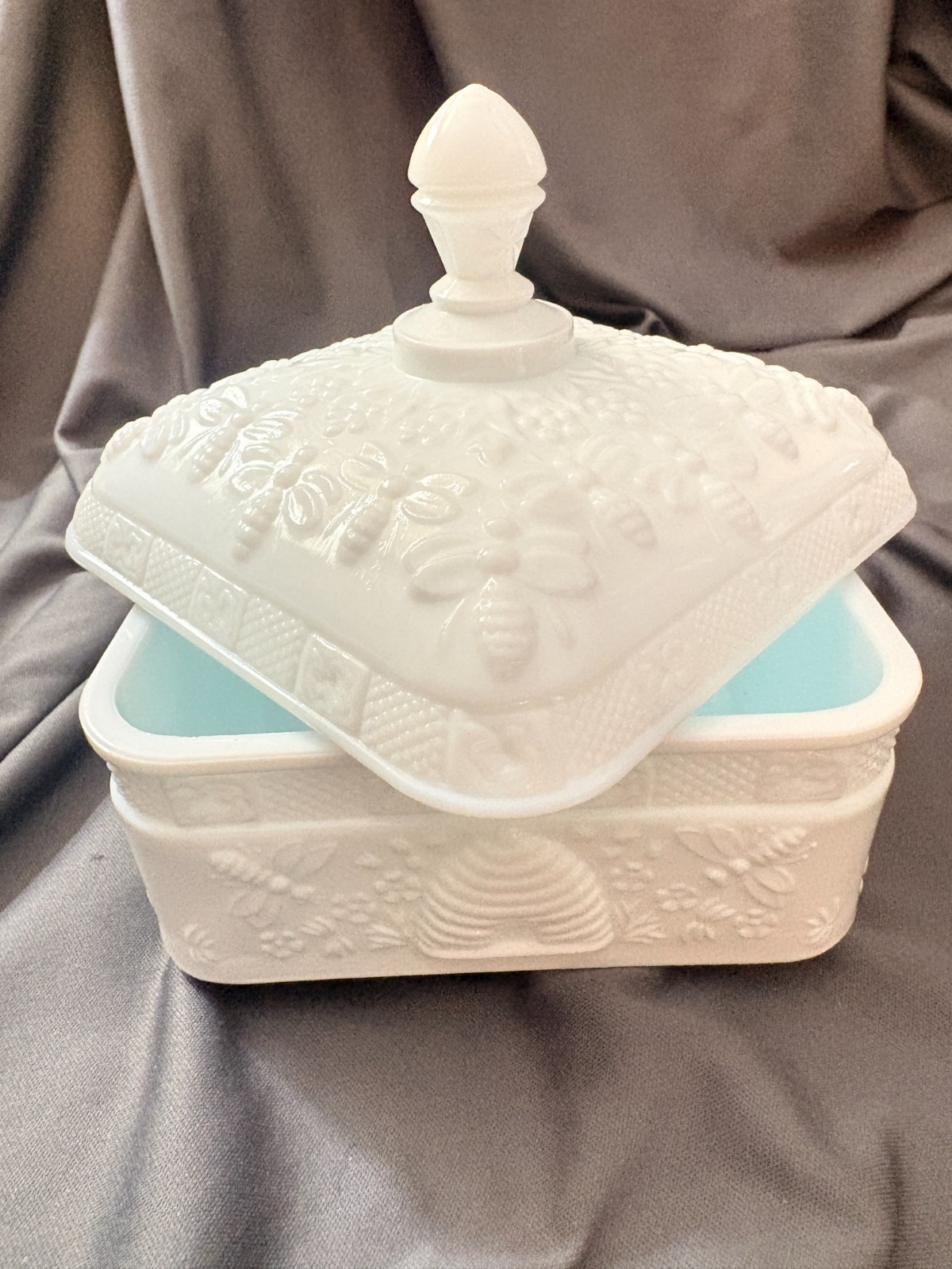VTG Indiana Glass Company Milk Glass Honeycomb Bee Box w/ Legs Lid READ DESCRIPT