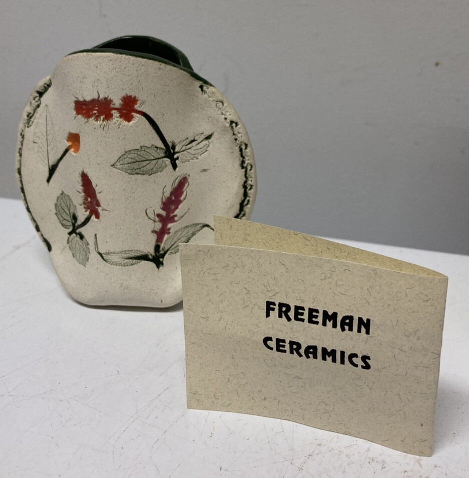 Vtg FREEMAN CERAMICS CALIFORNIA USA Pouch Vase Signed Flowers Handmade NOSWT