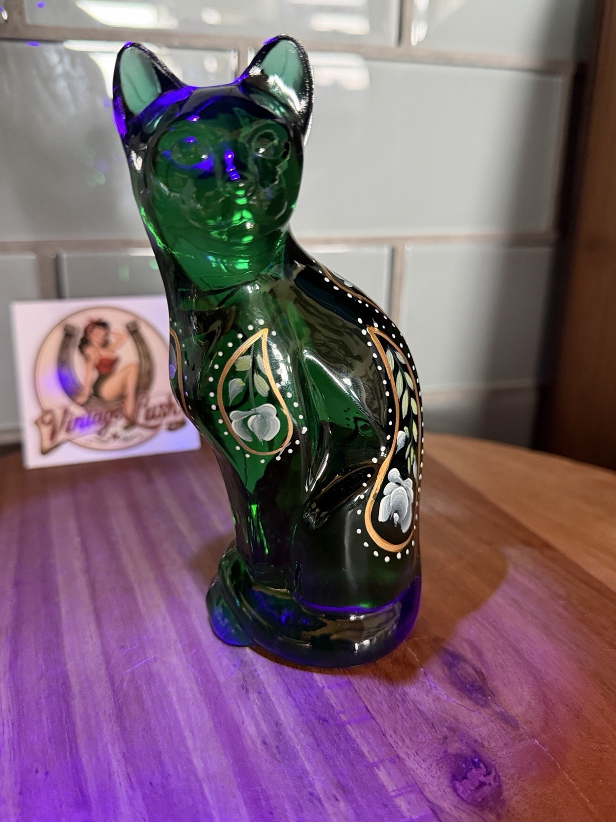 FENTON CAT 5 3/8″ HP FLORAL ON EMERALD GREEN ARTIST D. CUTSHAW 1970