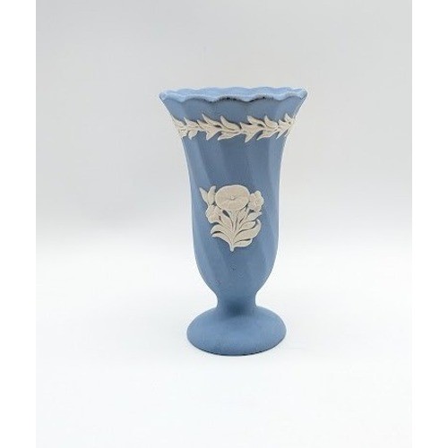 Vtg Wedgwood Jasperware Bud Vase 4″ Raised Floral Fluted Dated Scallop Signed