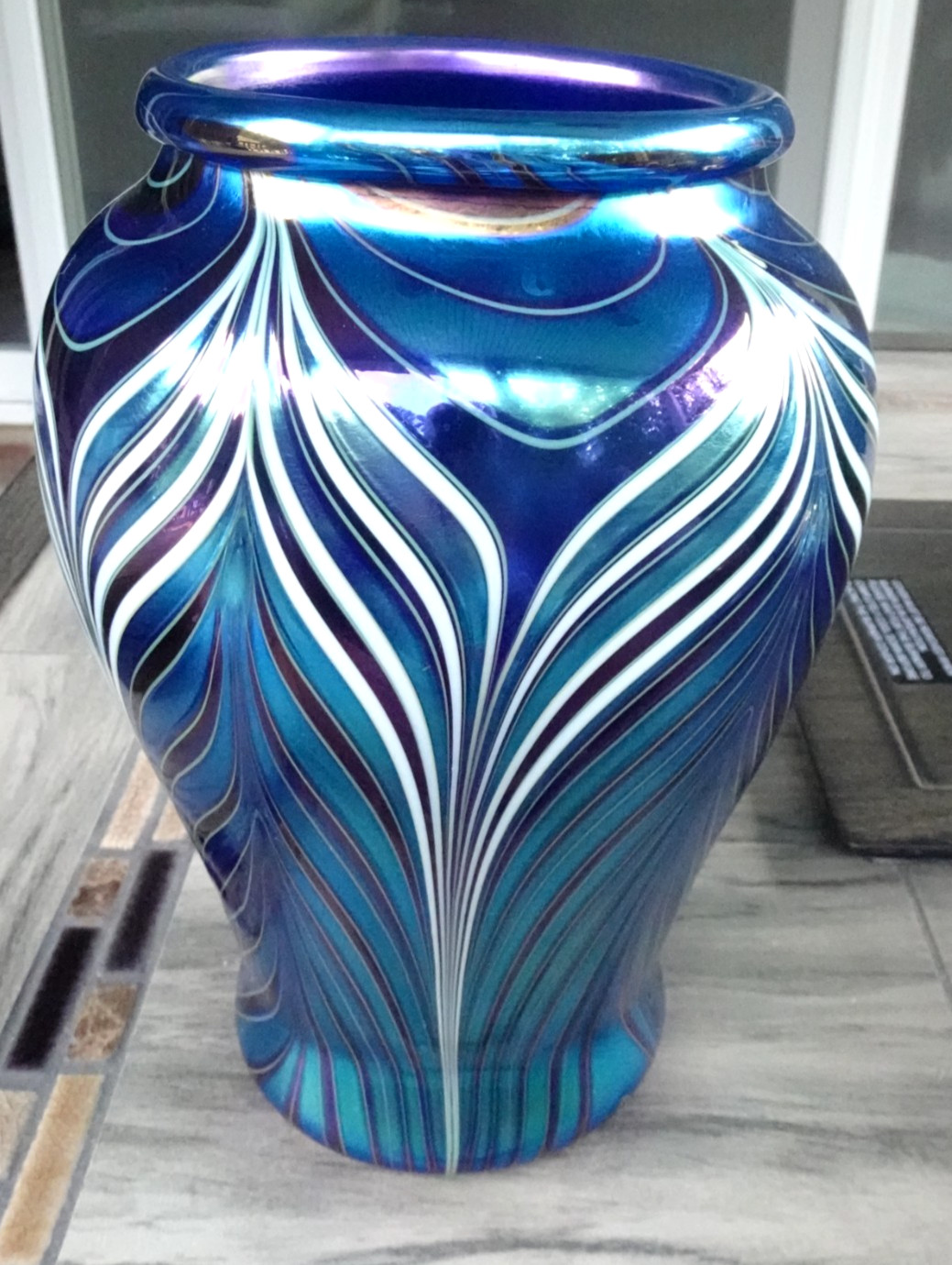 1984 Orient & Flume Studio Art Glass Blue Iridescent Combed Feather Vase 8.40″