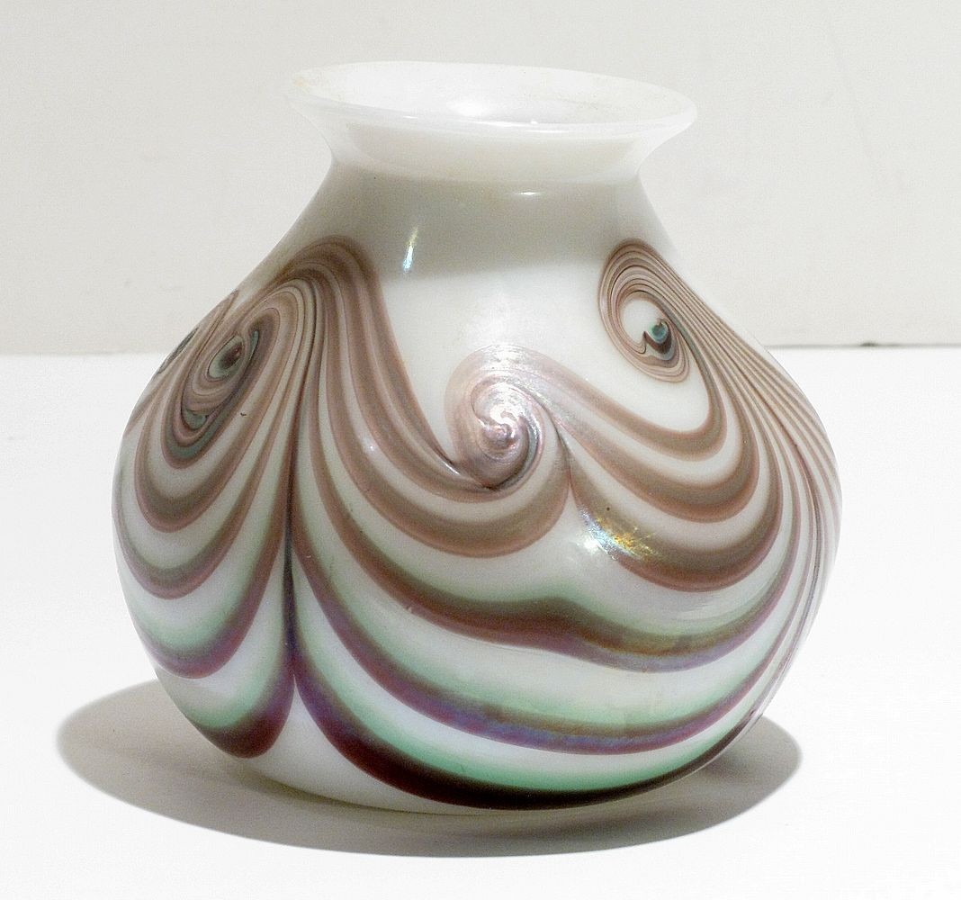 Signed Stephen Fellerman 1974 Studio Art Glass Vase Iridescent Swirl Feathering