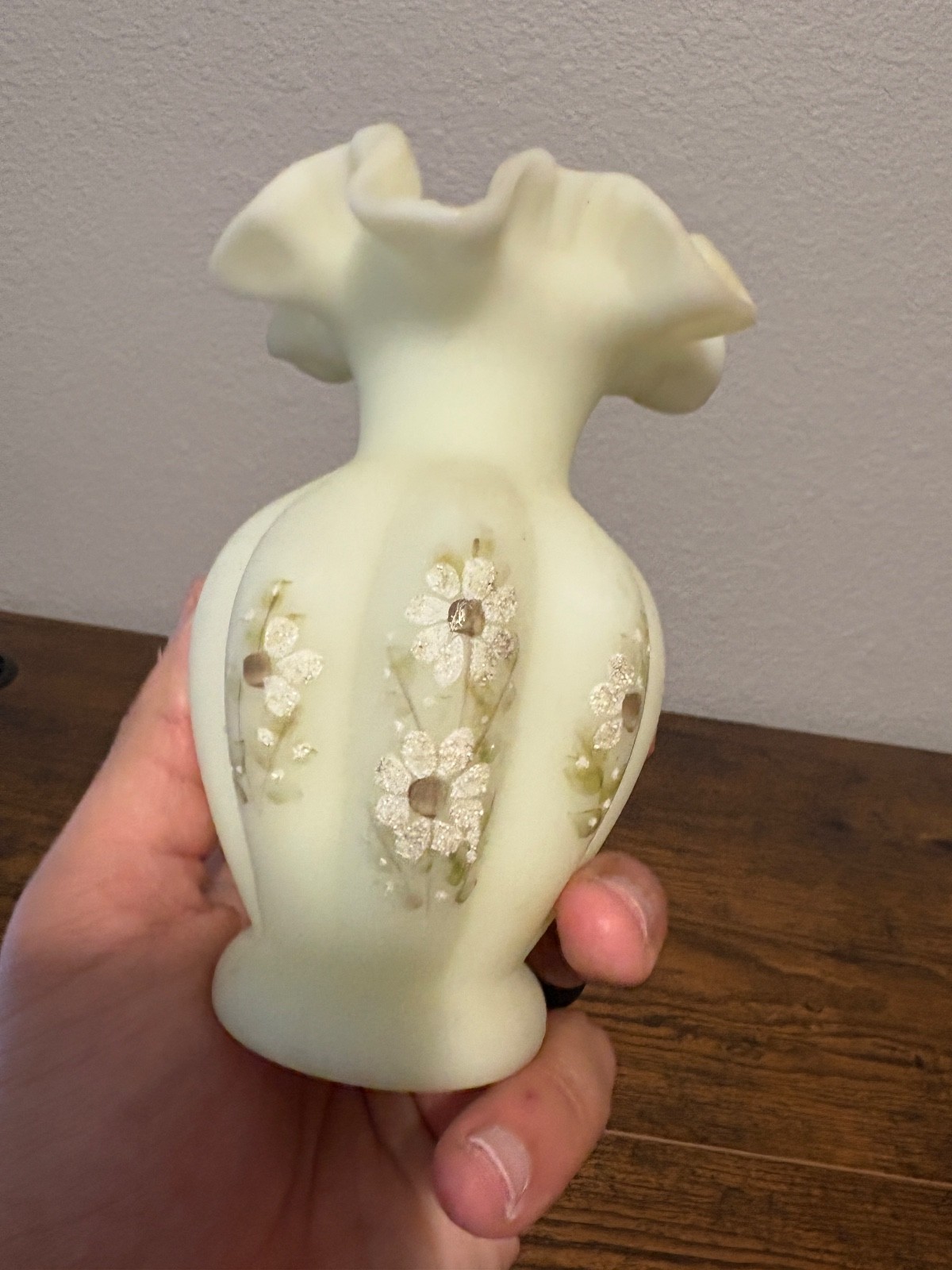 VTG Fenton Satin Custard 5 3/8″H Hand Painted Daises Melon Vase Uv Reactive