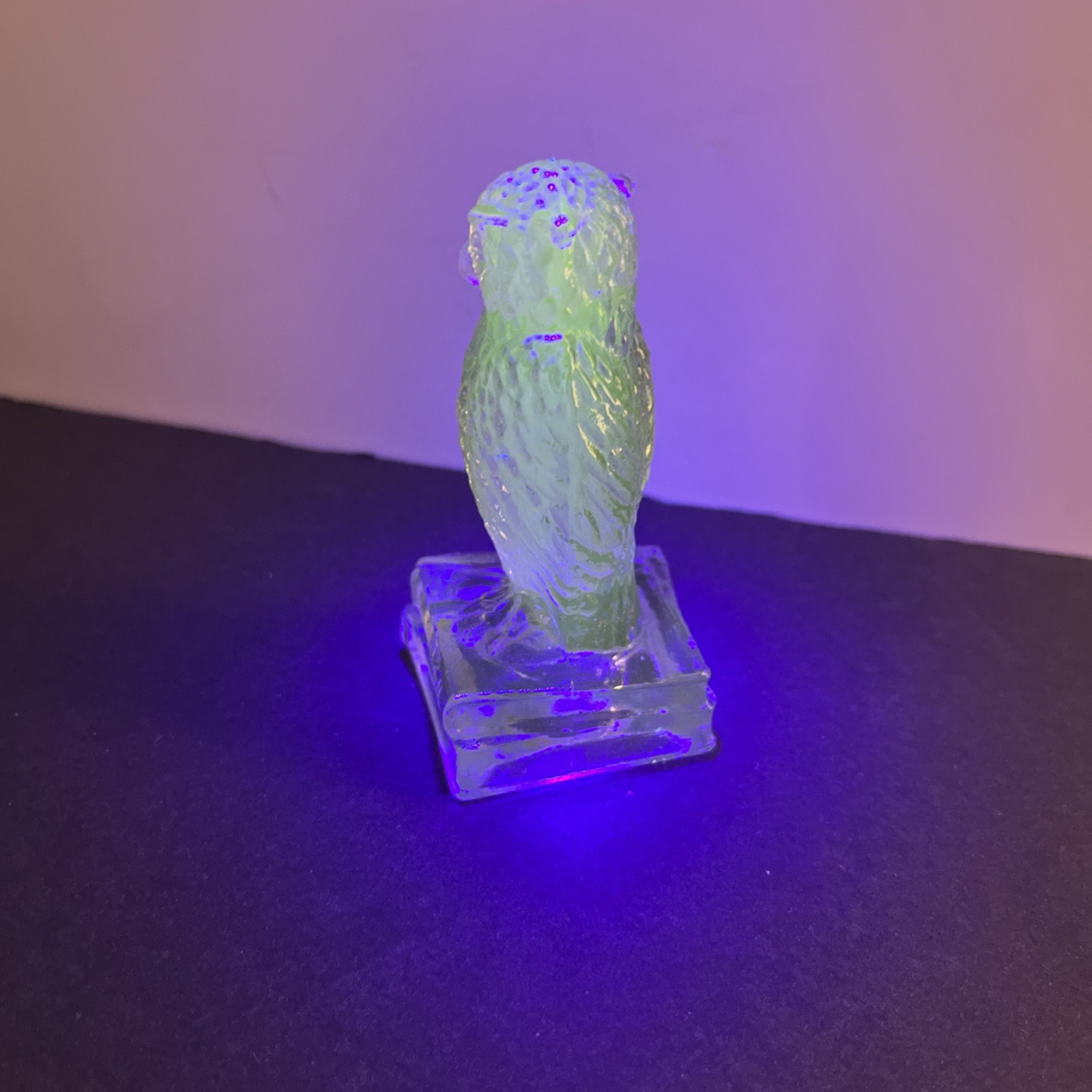 VTG. 70’s Degenhart Clear Mulberry Glass Owl On Books UV Glow