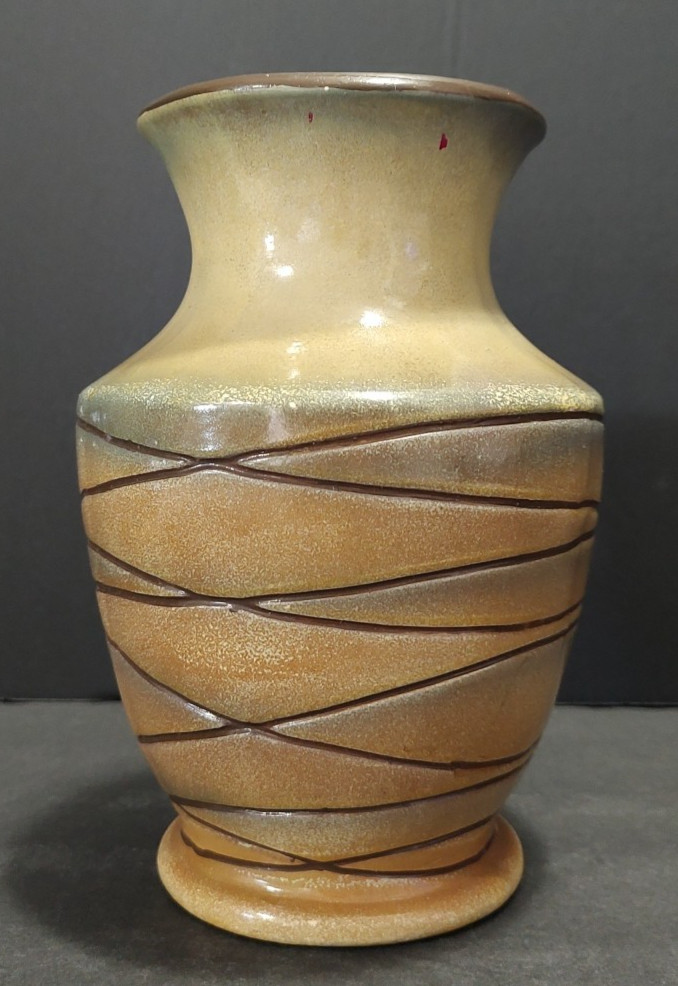 Vtg 1970s Stoneware Handmade Art Pottery Vase Indian Arrow Point Design 8″