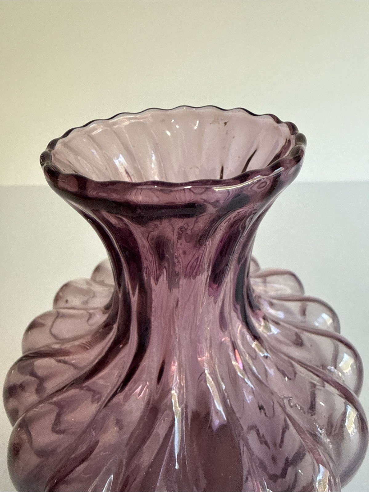 Vtg Pilgrim Glass Hand Blown Glass Cranberry/Amethyst Optic Ribbed Vase 6.5″
