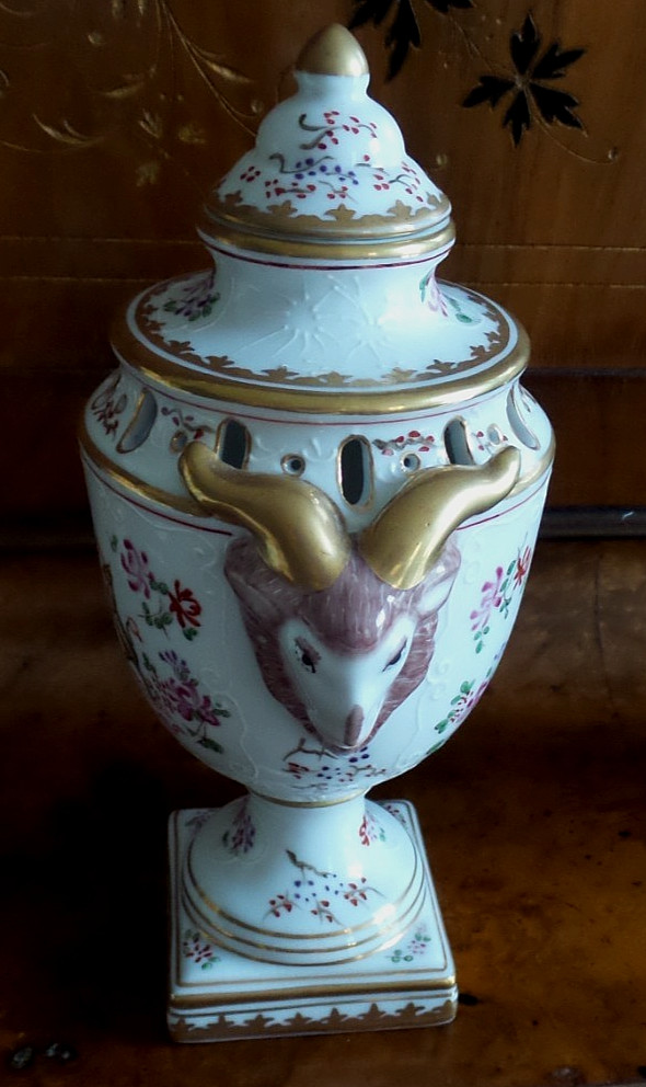 Porcelain Chelsea House Ram Head Armorial Urn 9″H x6″W