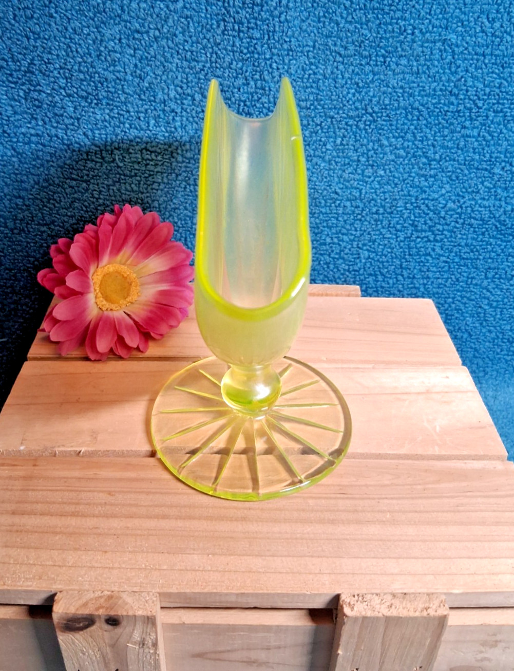 ANTIQUE FENTON VASELINE TOPAZ STRETCH GLASS FAN VASE **STUNNING GLOW**