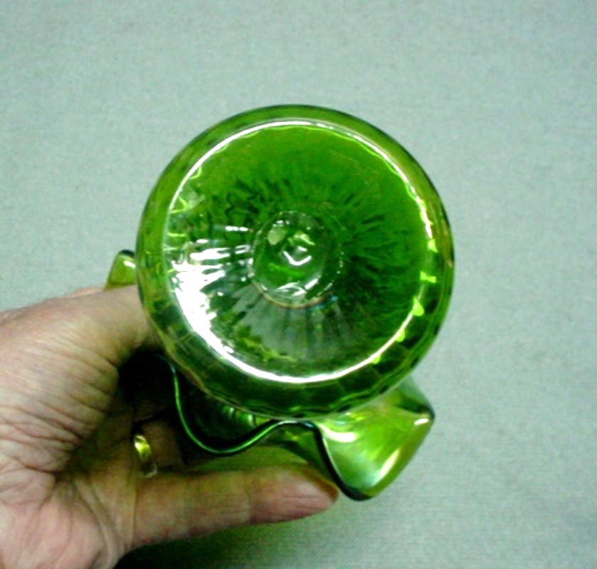 Vtg Green Iridescent Carnival Glass Ribbed Body Jack in the Pulpit Vase 7”