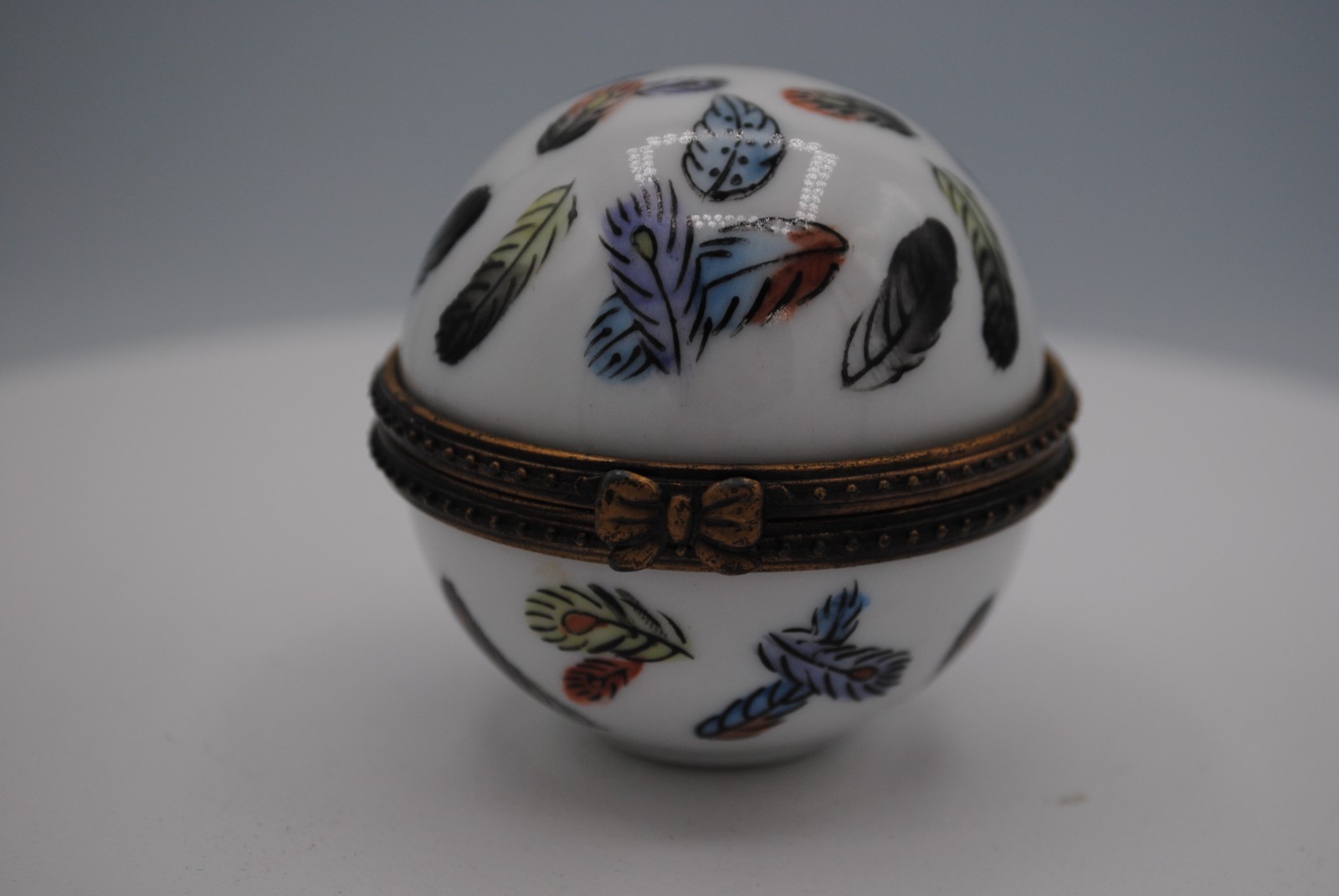 Porcelain Trinket Box – Peint Main – Unusual Find