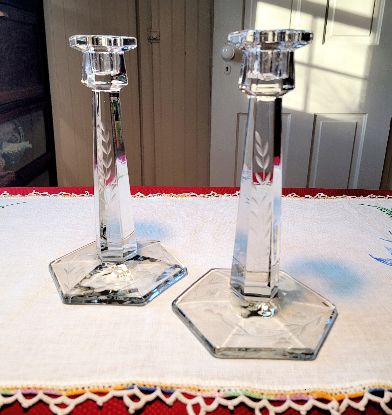 PAIR 9″ CRYSTAL Jefferson Glass T355 CHIPPENDALE Wheel-Cut CANDLESTICKS 1910-18