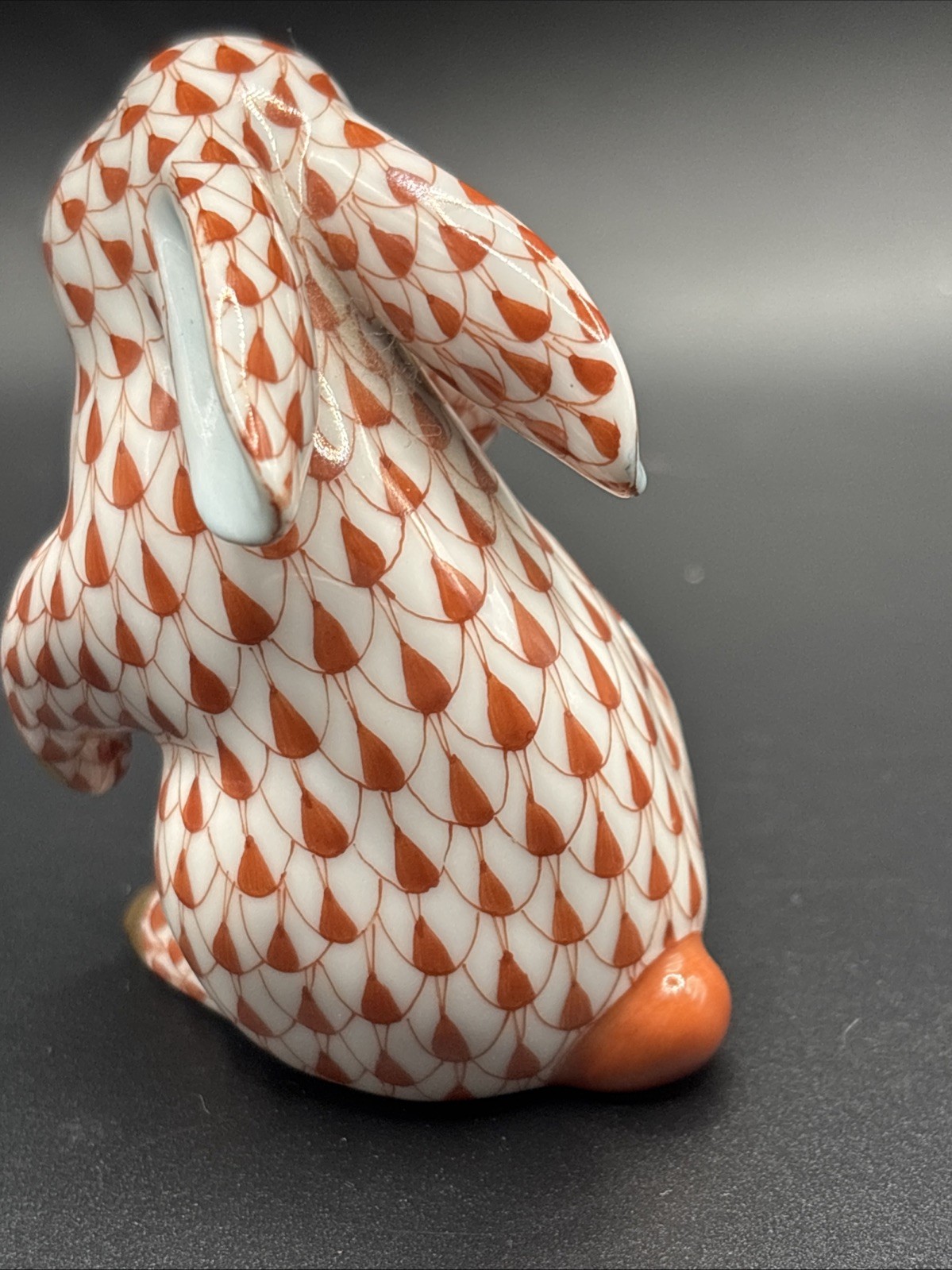 HEREND RUST RED FISHNET SCRATCHING RABBIT – 15387 VH A94 Pristine