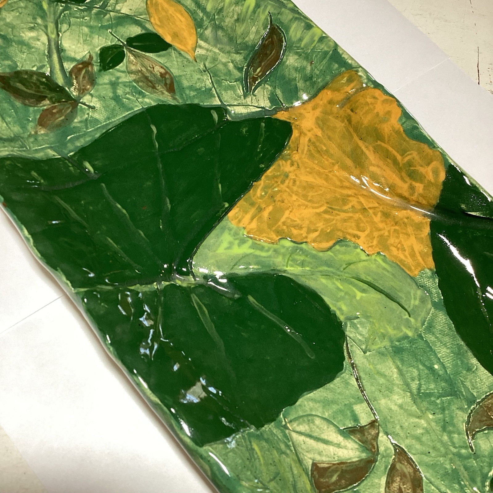 19×6.5×1″ Signed Studio Art Pottery Platter 2005 Greens Nature Leaves Low Relief