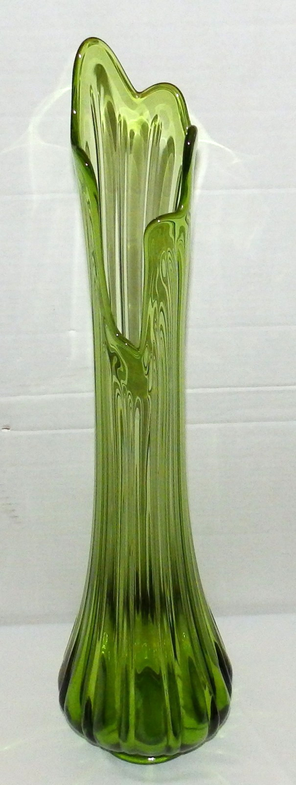 Vintage LE Smith MCM Green Simplicity Ribbed Swung 25″ Vase Fat Bottom
