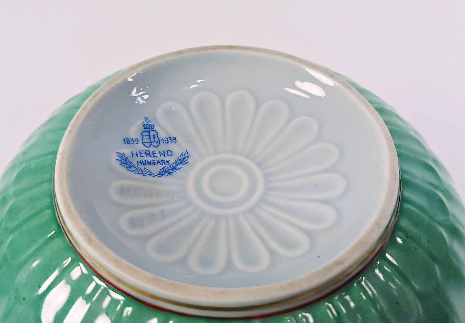 HEREND, ANTIQUE CHINESE CSUNG VERT CANDY BOX HANPAINTED PORCELAIN (B177)