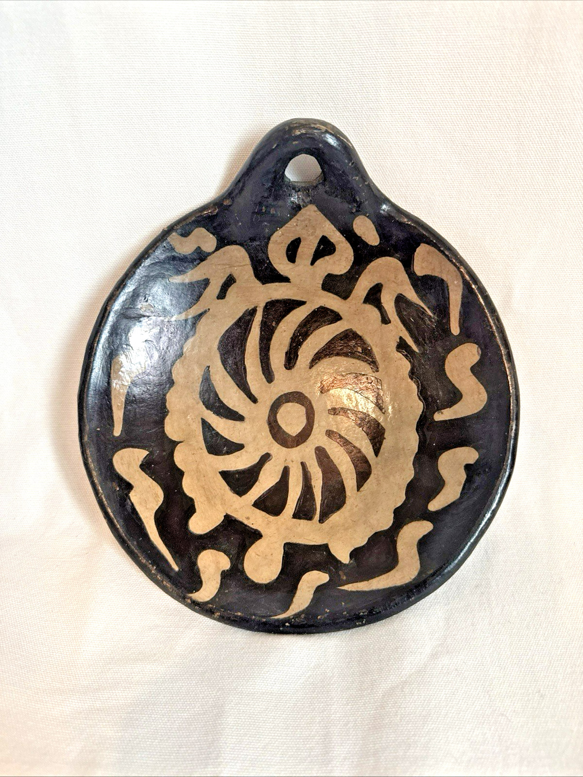 Vintage Lenca Hand Crafted Honduran Pottery Tortuga Art Black plate Bowl 7″ x8 “