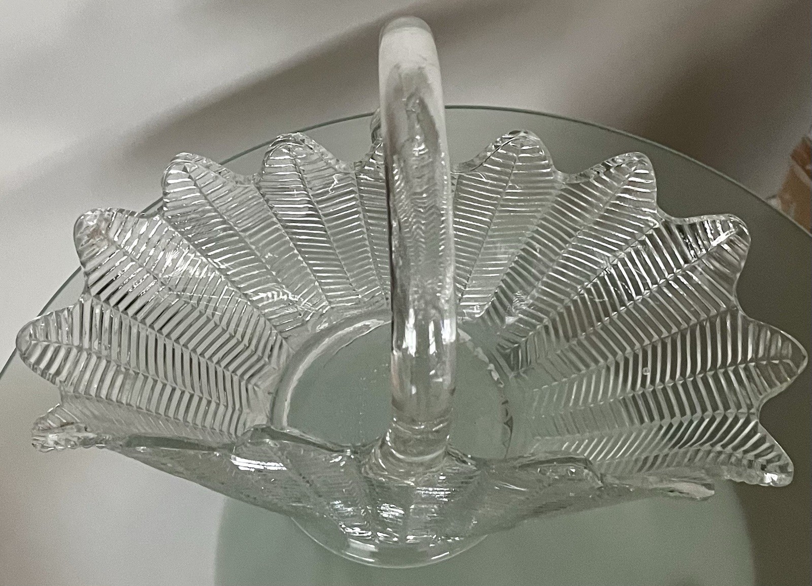 Vintage L.E. Smith Large Glass Feather / Fern Pattern Scalloped Basket 1950s/60s