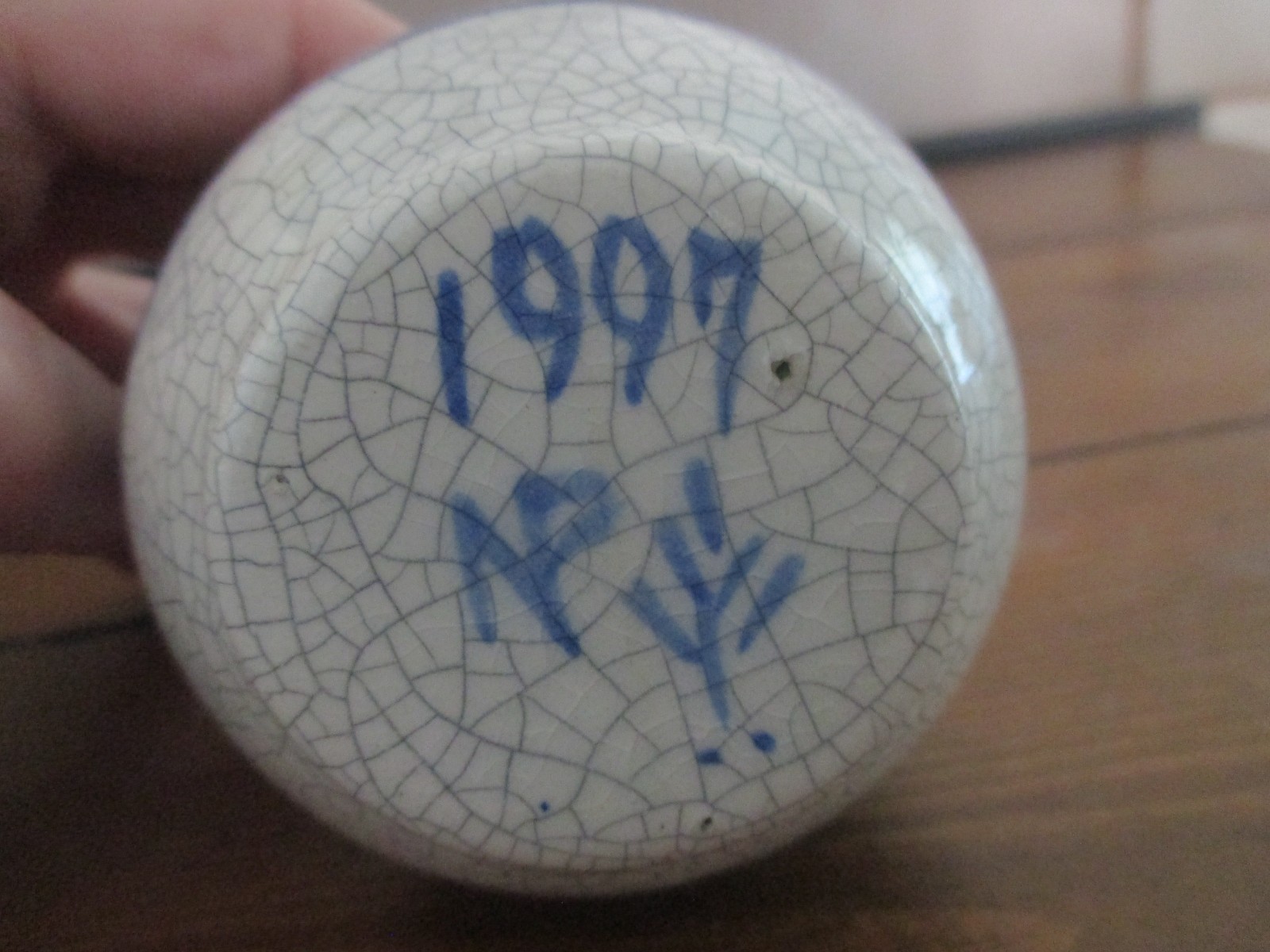 1997 “Nashawaty Pottery” Blue White Crackled Kitty Cat Small Bud Vase 4 1/2″ H