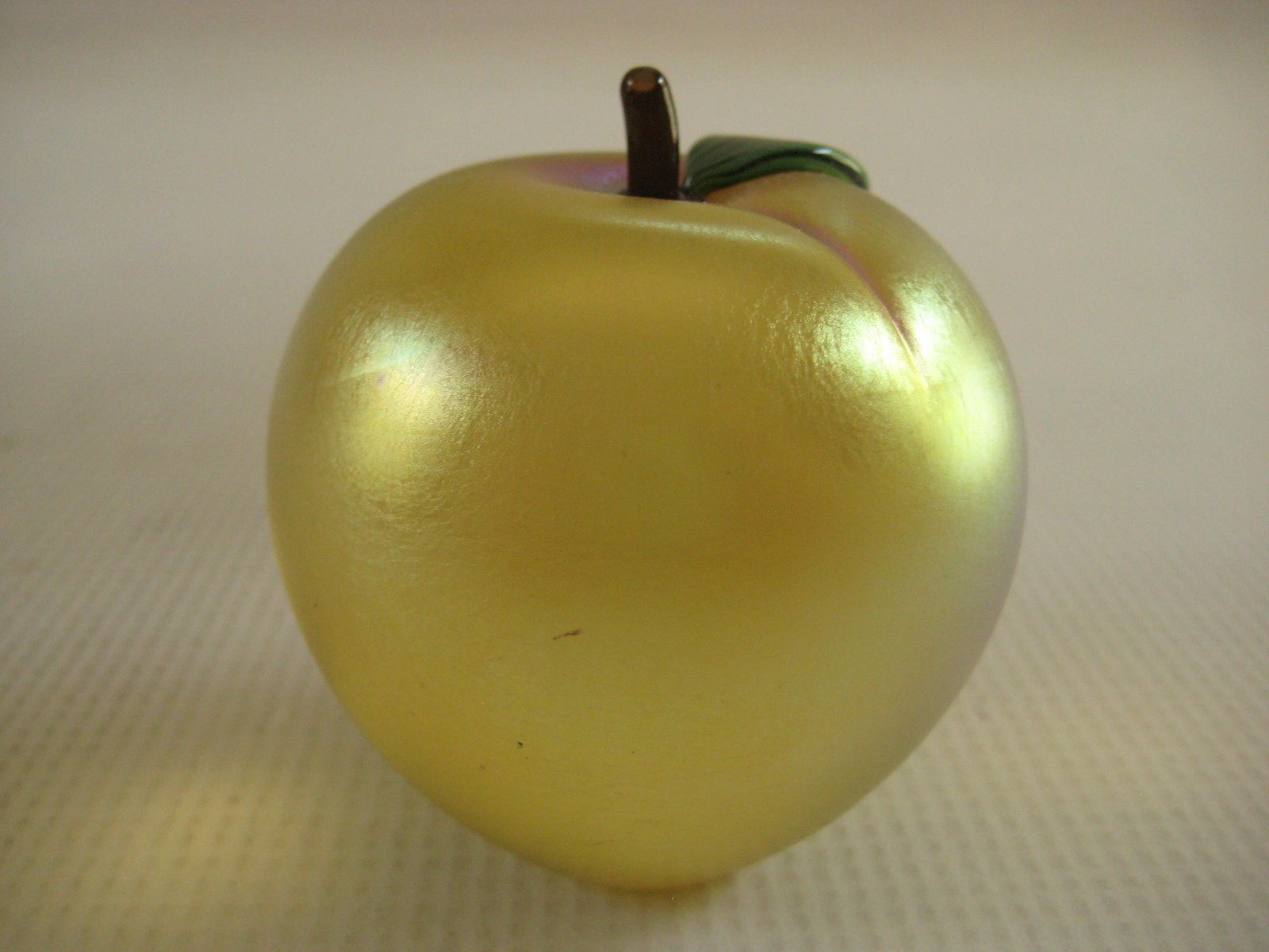 Orient & Flume – Gold Iridescent Studio Art Glass Paperweight – Apple Fruit