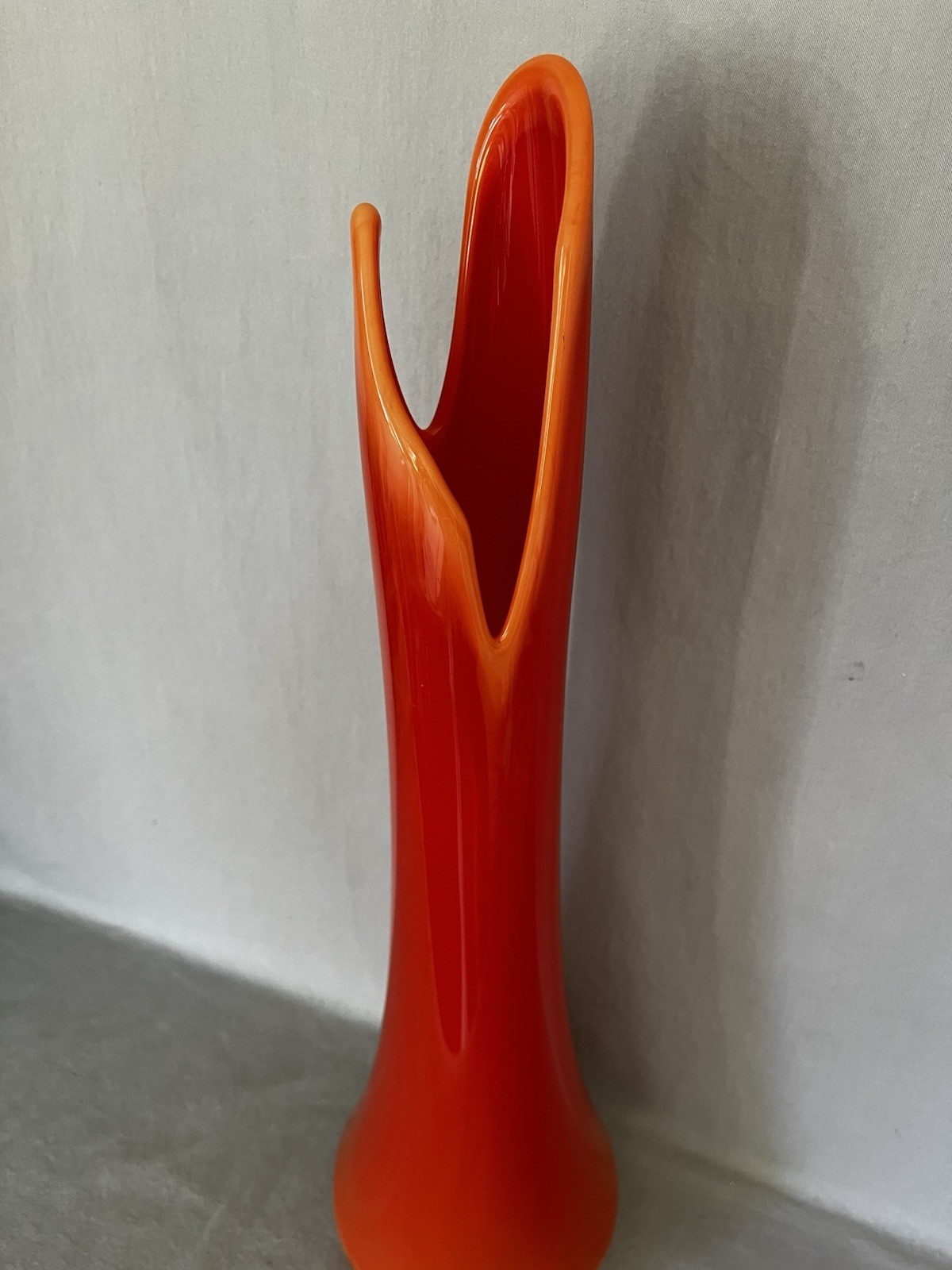 Vintage LE Smith Bittersweet Smoothie Swung Glass Swung Vase 19” Tall MCM