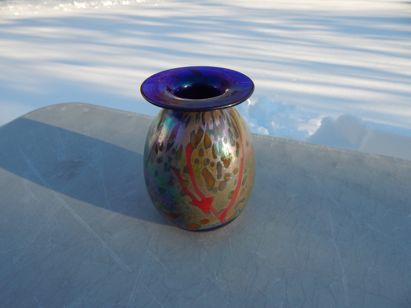 RICK HUNTER SIGNED IRIDESCENT ART GLASS VASE – 5 1/4 INCHES TALL