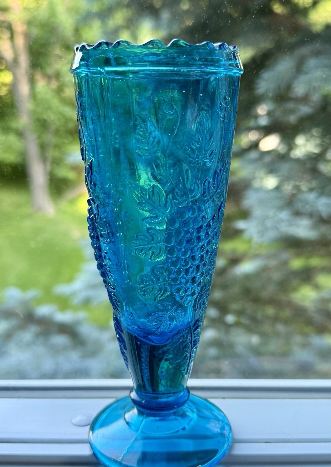 VINTAGE Beautiful Blue Glass Grape Footed 6.5” Vase Scalloped Top Textured