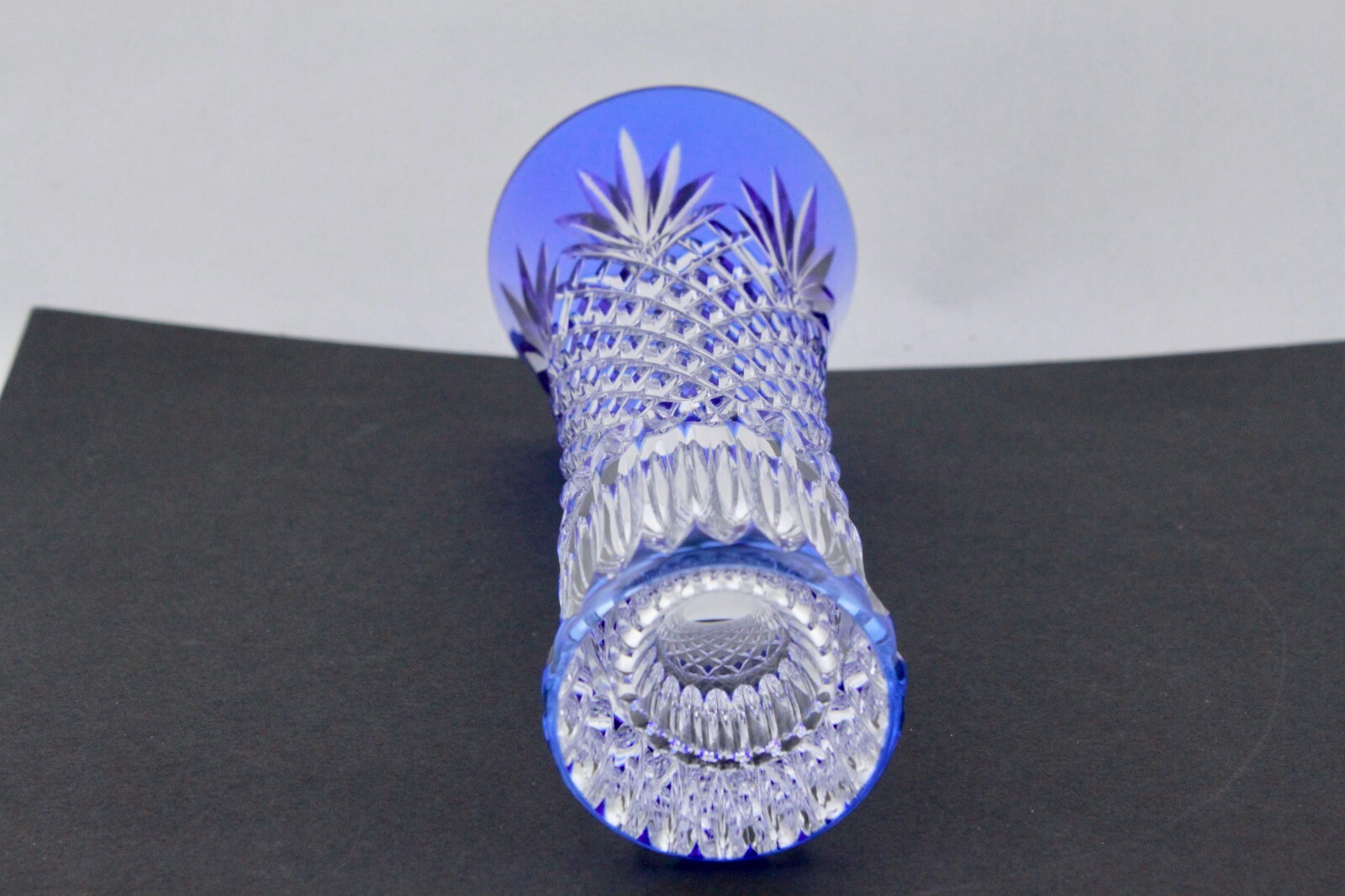 BEAUTIFUL HOYA COBALT BLUE CRYSTAL VASE – MINT
