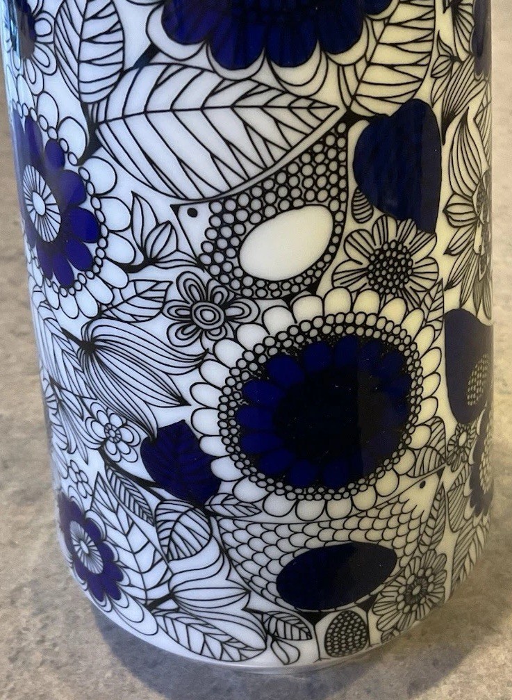 ARABIA :: Vintage “Pastoraali” 7 1/2” VASE Esteri Tomula 1873 Black/Blue FINLAND