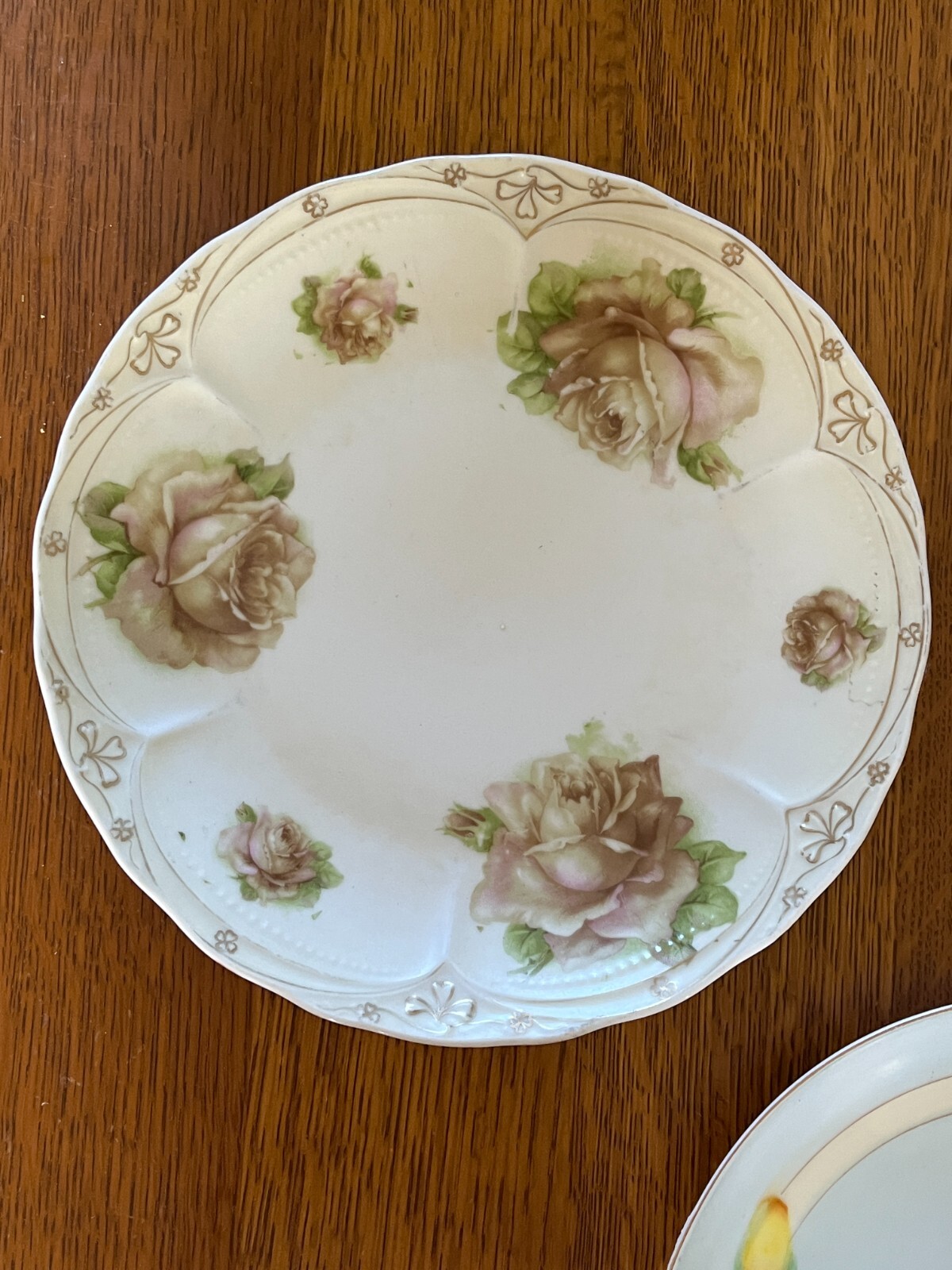 Vintage Lot of Hand Painted Yellow Daffodil Flowers Scalloped edge Rust & Taupe