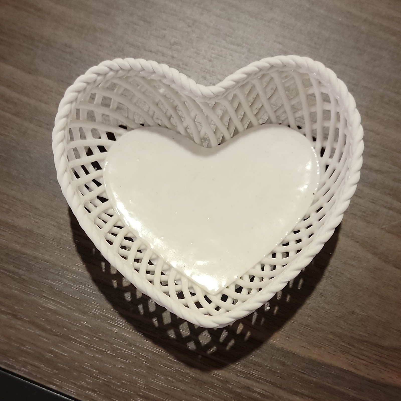 Heart-Shaped White Ceramic Decorative Basket Glossy Finish Made in China