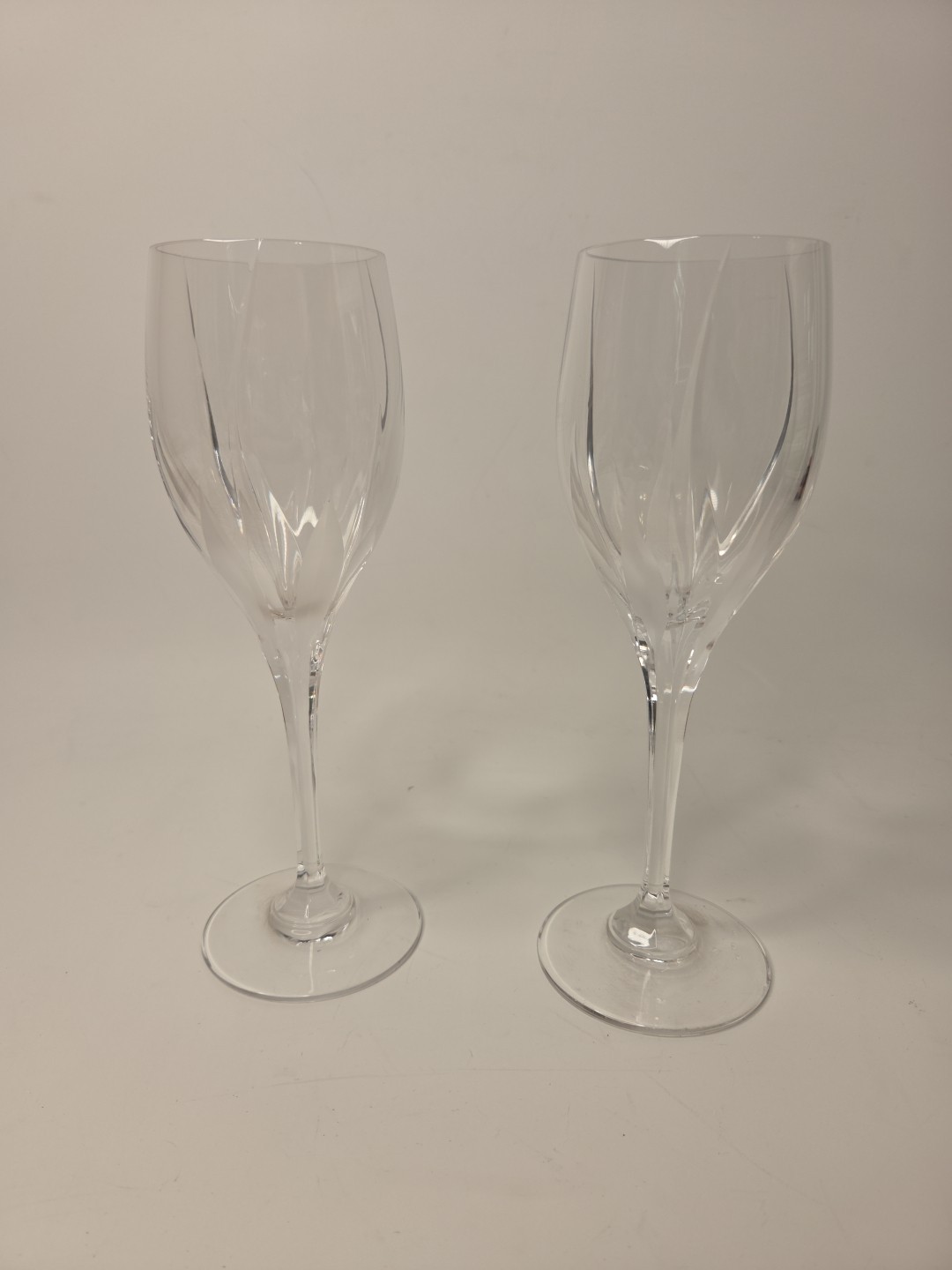 STUNNING PAIR OF MIKASA CRYSTAL FLAME D’AMORE 8 1/4″ WINE GLASSES