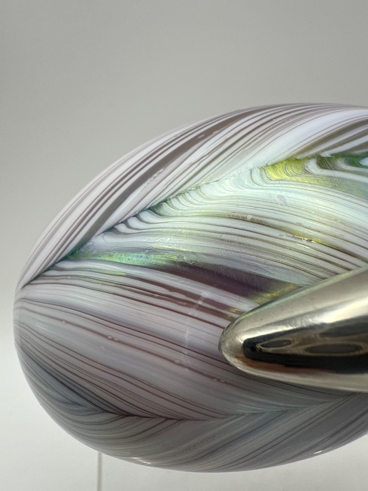 Vtg Gibson Art Glass Egg Shape Paperweight White Purple Pulled Feather Iridized