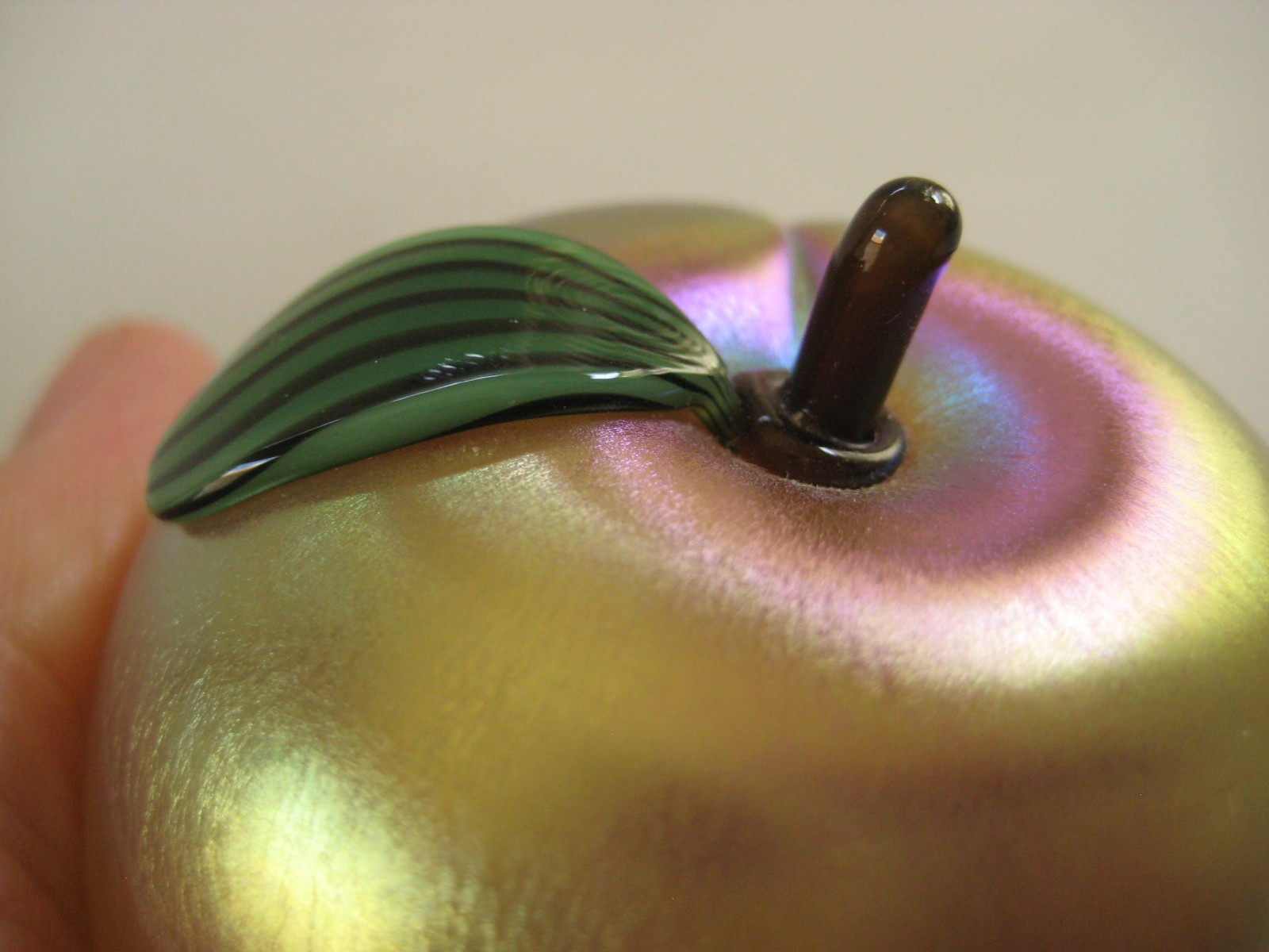 Orient & Flume – Gold Iridescent Studio Art Glass Paperweight – Apple Fruit