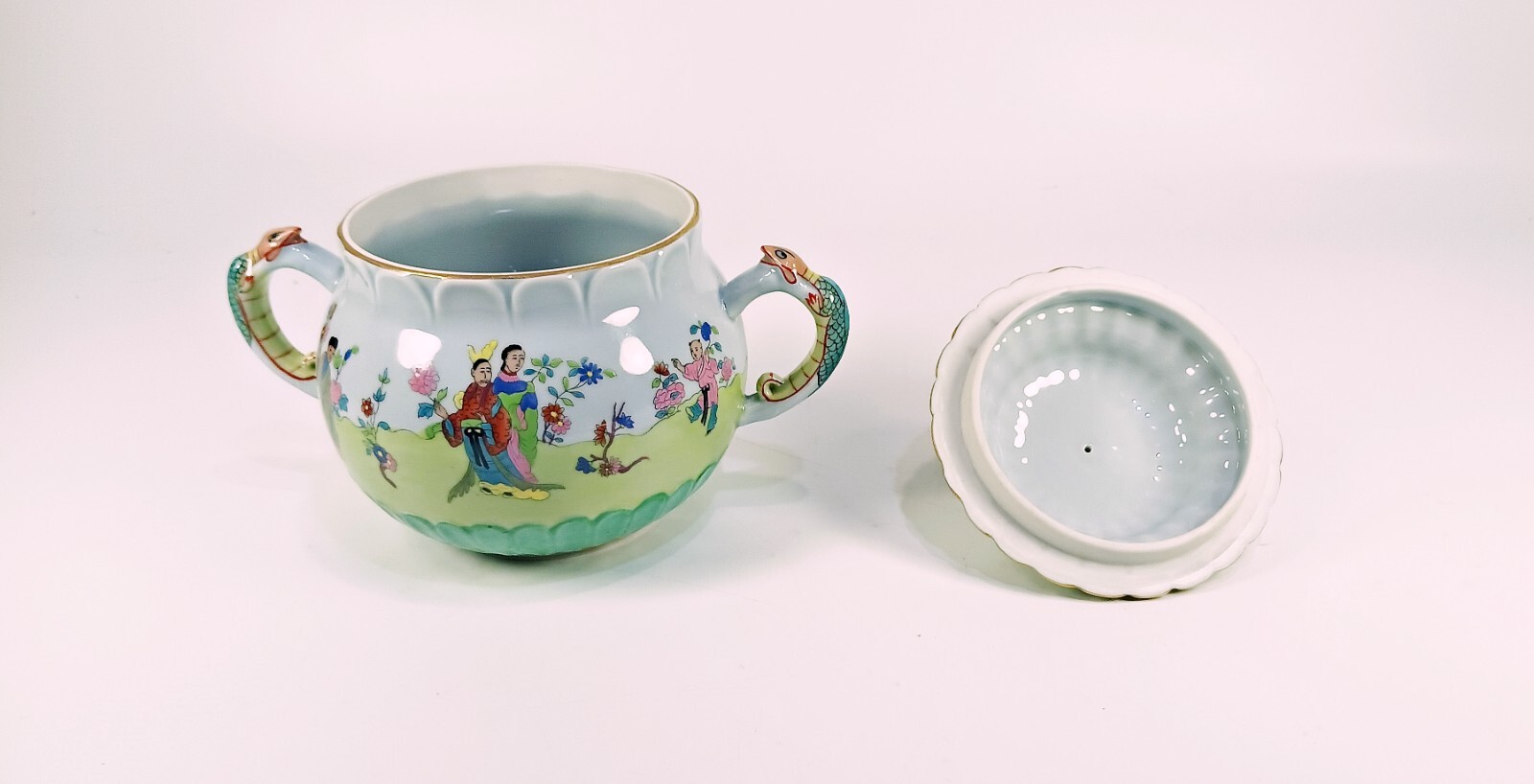 HEREND, ANTIQUE CHINESE CSUNG VERT CANDY BOX HANPAINTED PORCELAIN (B177)