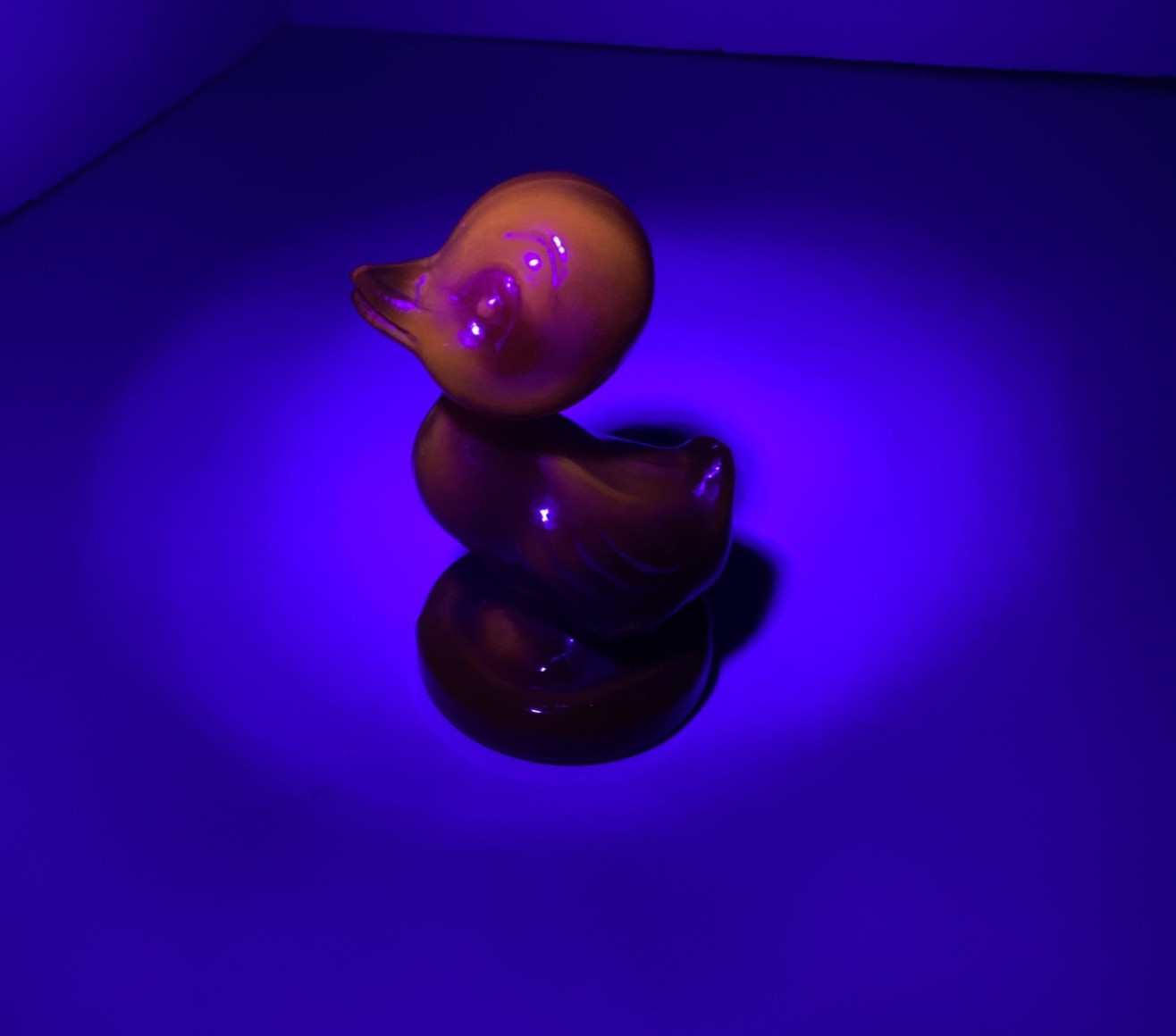Vintage Boyd Art Glass Debbie Duck Figurine Tomato Slag Cadmium Glow 2.5” Tall