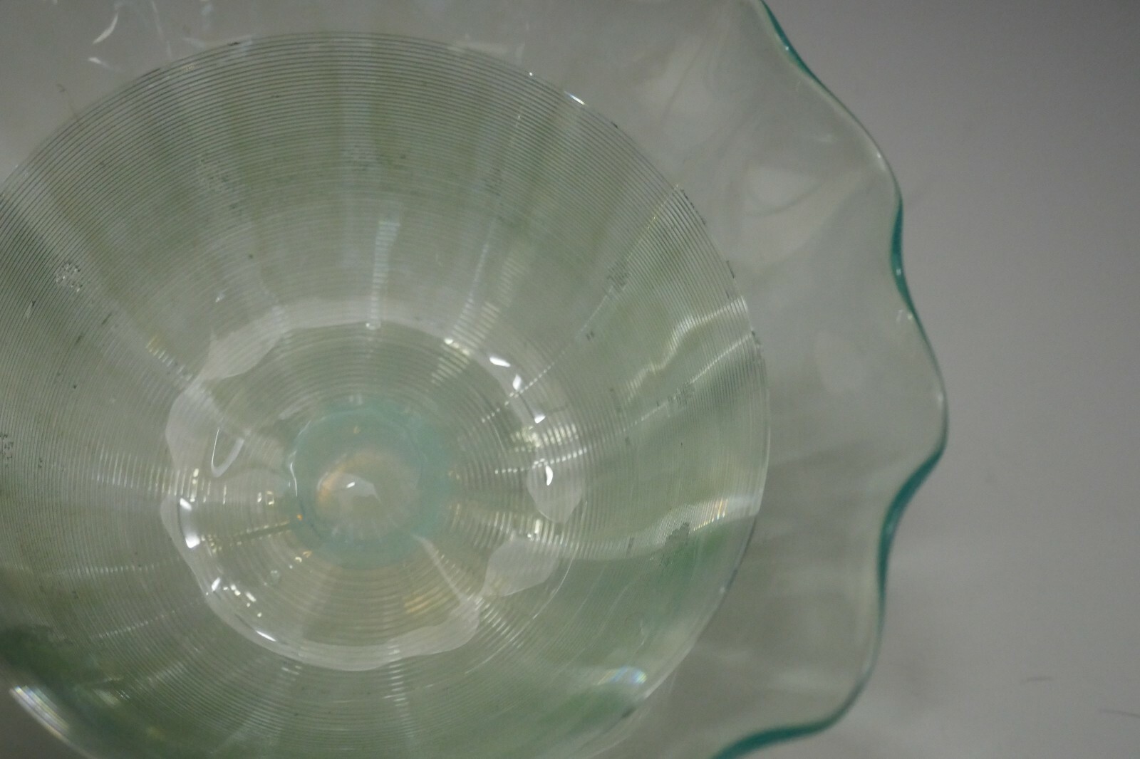English Threaded Glass Bowl Ruffled Rim Fine Threads Light Green 5″ D ca 1880’s