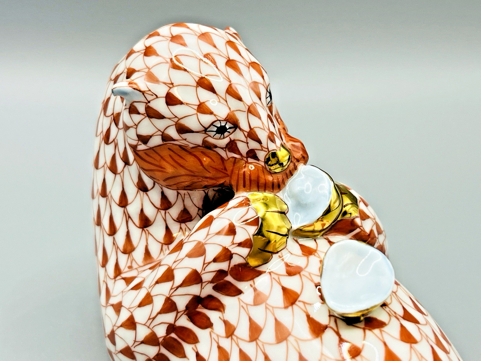 Herend Figurine – Otter Eating Clams 7.25″ L – Rust Fishnet