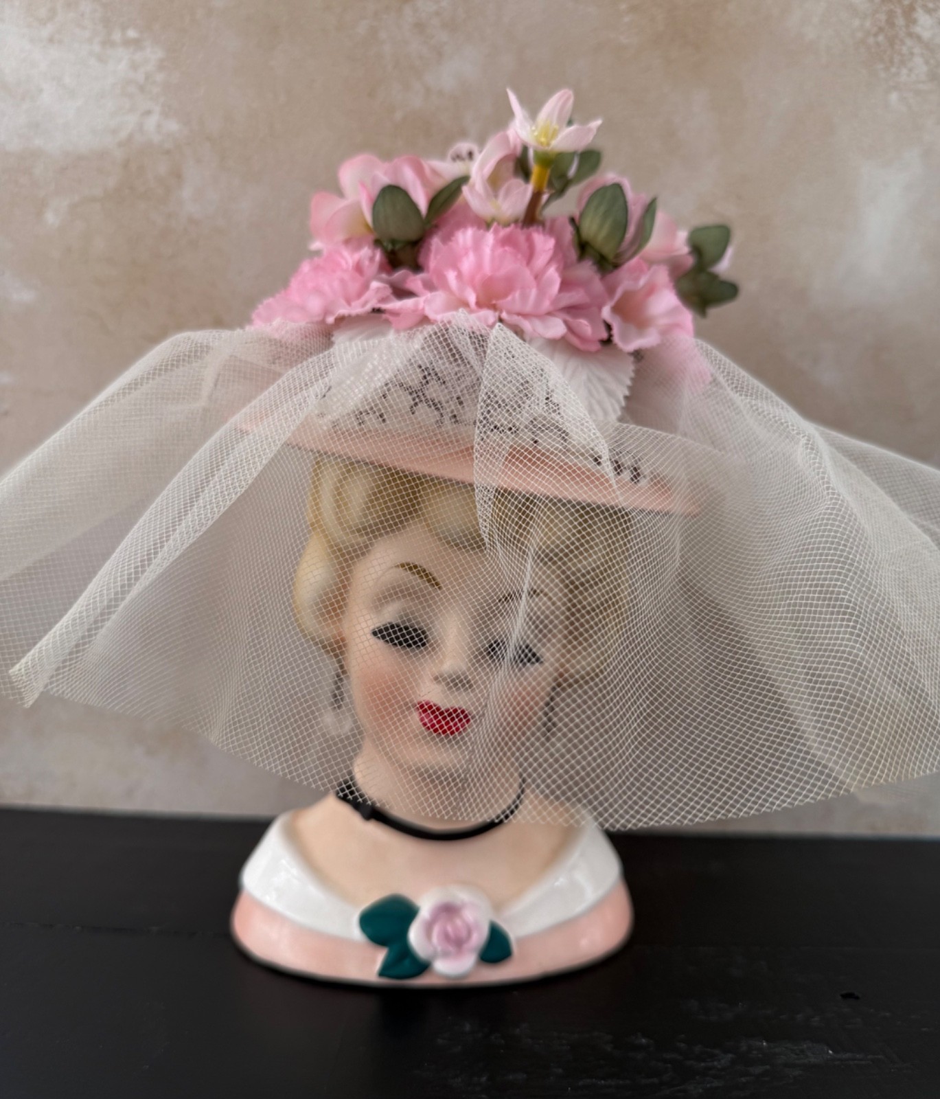 VINTAGE LADY HEAD VASE *ESPECIALLY RARE* TYNEE IN PINK W/ CHOKER & ORIG FLOWERS