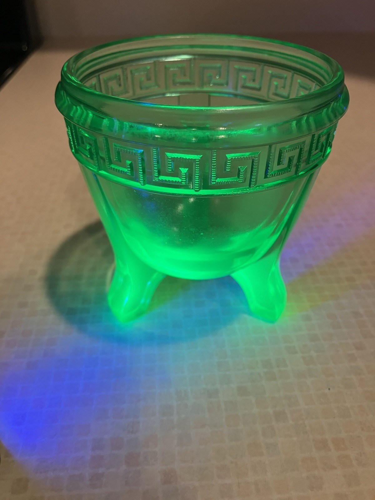 Vintage L.E. SMITH Depression Glass Flower Vase 3 Footed Uranium 3.5” Greek key