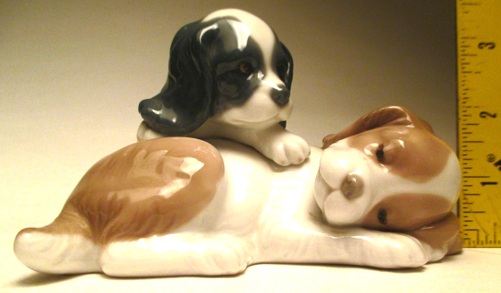 Vintage Lladro Nao Two Sleeping Spaniel Puppy Wake Up #0385 made in 1983