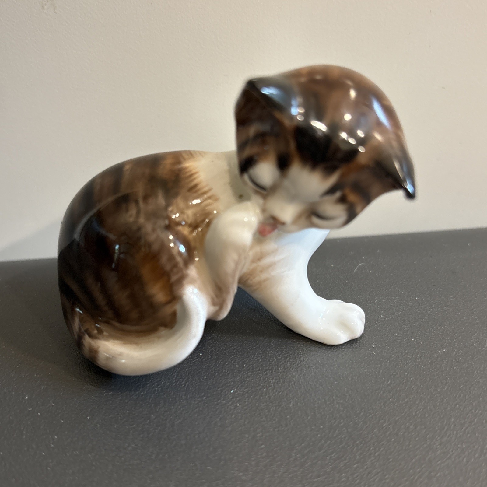 Cat Kitten figurine Royal Doulton Fine Bone China HN 2580 Licking Paw Vintage